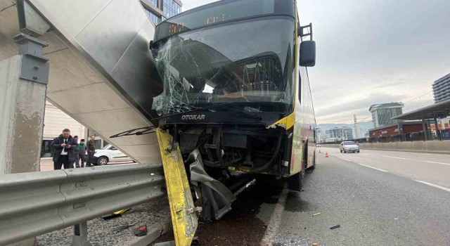 Bursada belediye otobüsü bariyerlere ok gibi saplandı: 1i ağır 5 yaralı