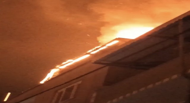 Bursada binanın çatısı alev alev yandı, o anlar kameralarda