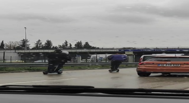 Bursada gençlerin tehlikeli scooter yolculuğu kamerada