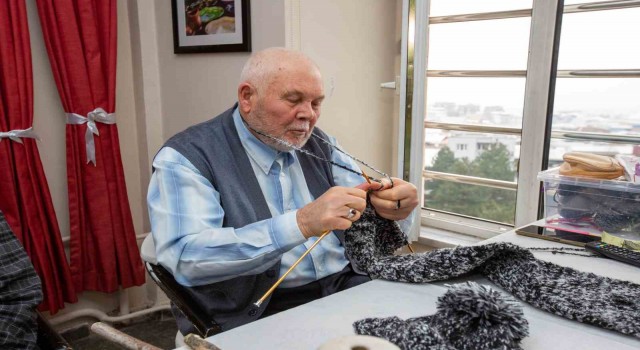 Bursada huzurevi sakinleri depremzedeler için atkı, bere, eldiven örüyor