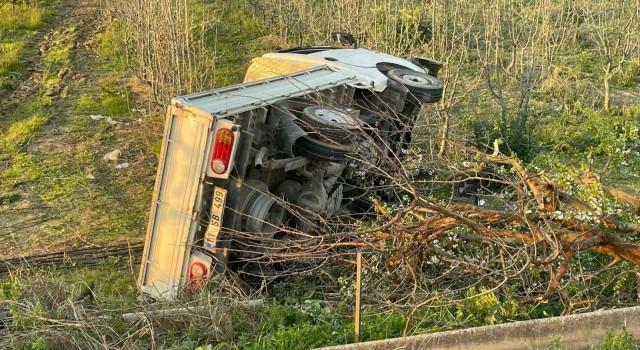 Bursada kontrolden çıkan kamyonet şarampole uçtu: 2 yaralı