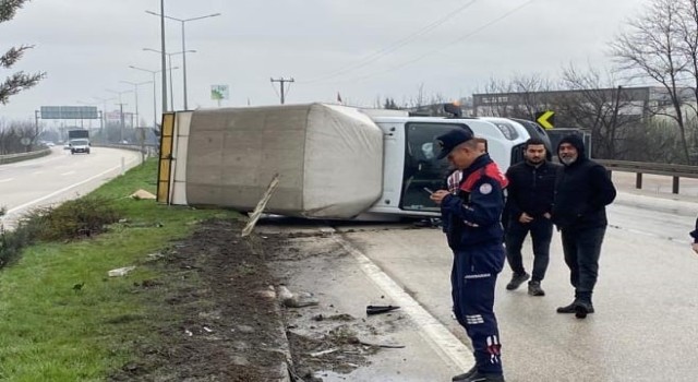 Bursada kontrolden çıkan kamyonet yan yattı: 1 yaralı