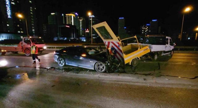 Bursada lüks otomobil, yolda temizlik yapan belediye aracına çarptı : 2 yaralı