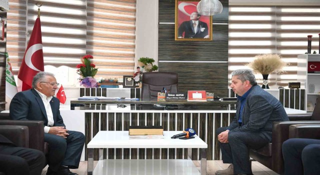 Büyükkılıç, Bünyandan hem istişare toplantısı yaptı hem de depremzedeleri ziyaret etti