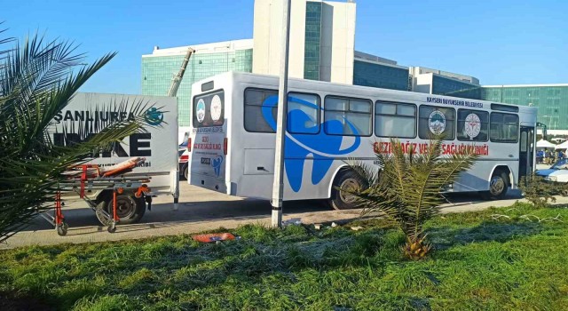 Büyükşehir Gezici Ağız ve Diş Sağlığı Kliniğinden deprem bölgesinde binlerce vatandaşa hizmet