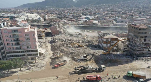 Büyükşehir, Hatayda ağır hasarlı 51 binanın yıkımını gerçekleştirdi