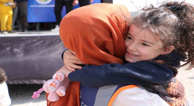 Çadır kentte 5 yaşındaki Nehire doğum günü sürprizi