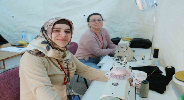 Çadır kentte depremzedelerin terzi ihtiyaçları bu bölümde gideriliyor
