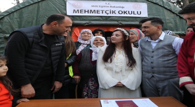 Çadır kentte ilk nikah: İnsanlara umut olsun diye evlendiler