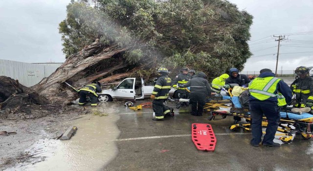 Californiada sel ve fırtına: 2 ölü