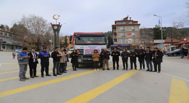 Çamelinden deprem bölgesine Ramazan kolisi gönderildi