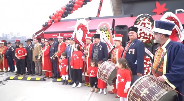 Çanakkale Zaferi yıldönümünde gazilere ve Ankaraya göç eden depremzedelere döner ikramı