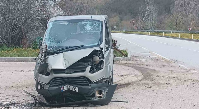 Çanda kontrolden çıkan ticari araç elektrik direğine çarptı