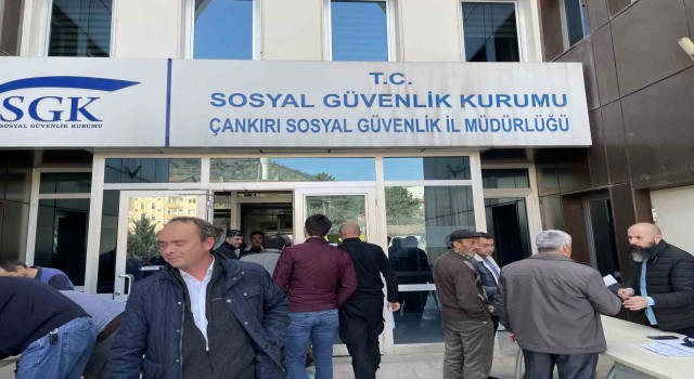 Çankırıda vatandaşlar EYT başvurusu için soluğu SGKda aldı