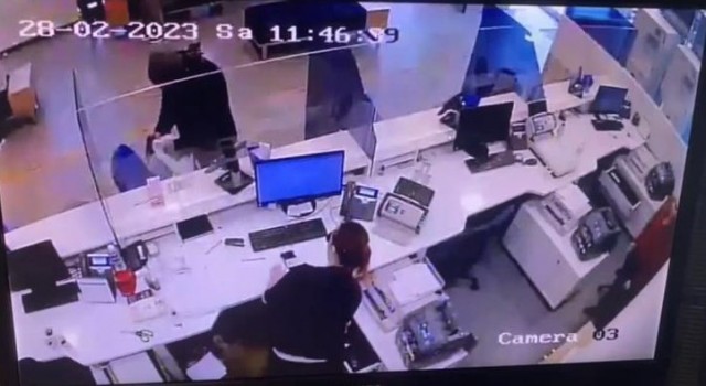 Çekmeköyde oyuncak tabanca ile banka soygunu kamerada