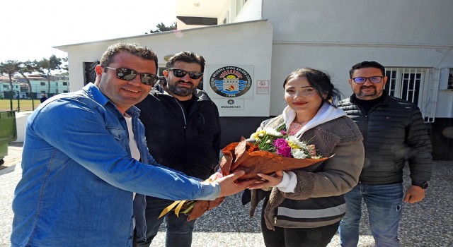 Çeşme Belediyespordan sahada görevli kadınlara çiçek