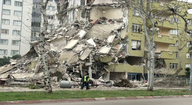 Ceyhanda ağır hasarlı yapıların yıkımı başladı