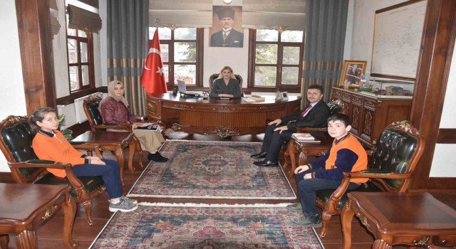 Çeyizlik eşyaların satışından elde edilen 15 bin TLlik gelir, depremzedelere bağışlandı