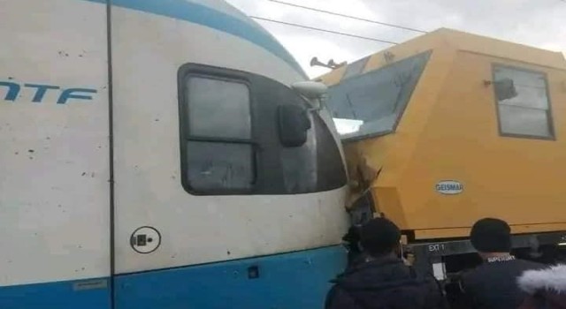 Cezayirde yük treni tramvayla çarpıştı: 7 yaralı