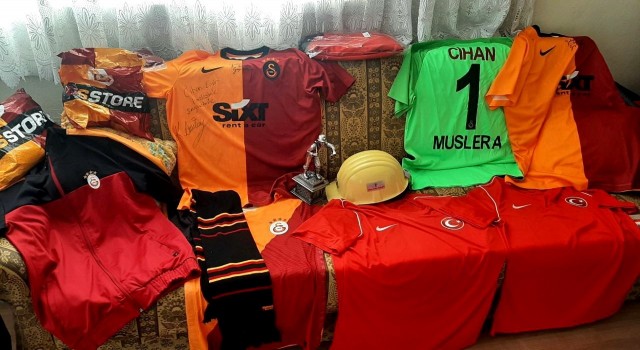 Cihandan geriye imzalı formalar ve madencilerin hediyesi baret kaldı