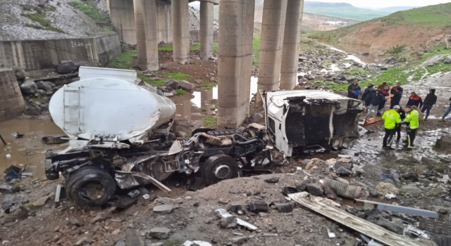 Cizrede tanker köprüden düştü: 1 ölü, 1 yaralı