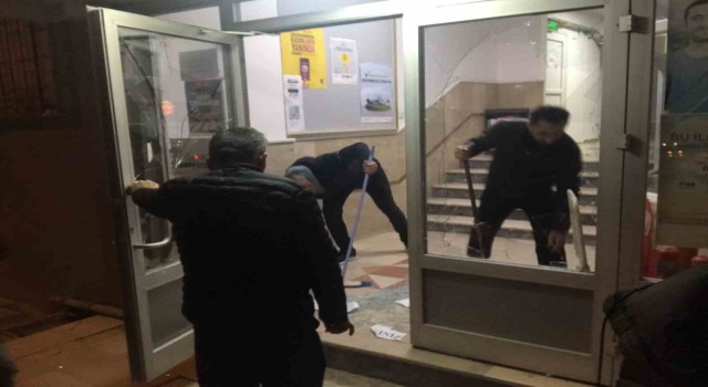 Çocuğumu aldınız diyerek Aile ve Sosyal Hizmetler Müdürlüğünün camlarını kırdı