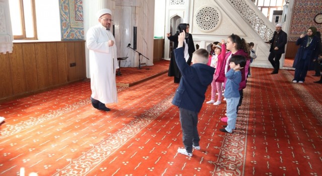 Çocuk sesleri camide yankılandı