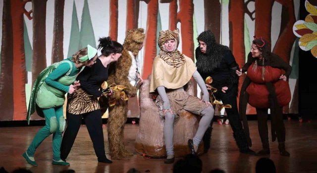 Çocuklar "La Fonten Orman Mahkemesinde" oyunu ile güldü
