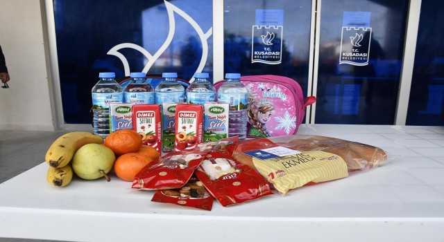 Çocukların beslenme çantalarını Kuşadası Belediyesi dolduruyor
