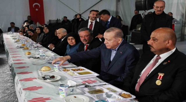 Cumhurbaşkanı Erdoğan: “Türkiyeyi terörle dize getirme, Türk siyasetini marjinal yapılar eliyle dizayn etme girişimini hep birlikte boşa çıkartacağız”