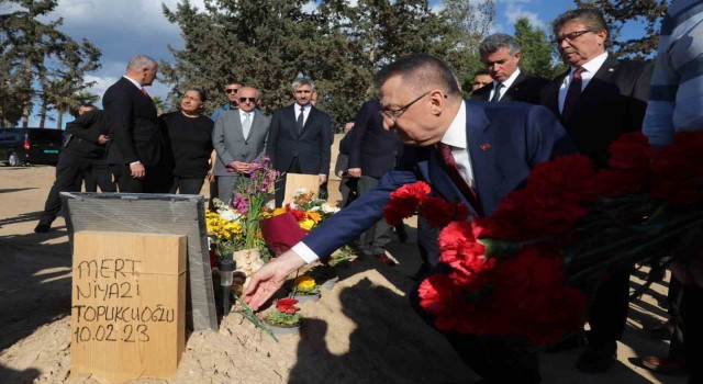 Cumhurbaşkanı Yardımcısı Oktay, KKTCde depremde ölen öğrencilerin mezarını ziyaret etti