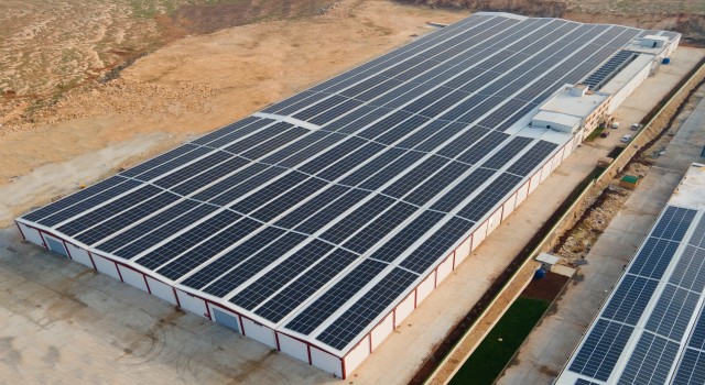 CW Enerji, fabrikalara güneş panelleriyle enerji sağlamaya devam ediyor