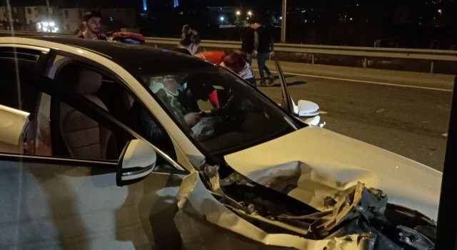 D-100de lüks otomobil kamyona çarptı: 1 yaralı