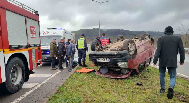 D-650de takla atan otomobilde sıkışan kadın yaralandı