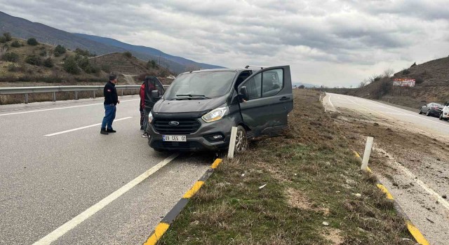 D100de orta refüje çıkan minibüsün sürücüsü yaralandı