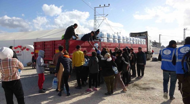 Defnedeki çadır kentte vatandaşlara su dağıtıldı