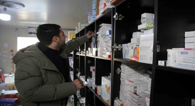 Defnedeki sahra eczanesinde depremzedelerin ilaç ihtiyacı karşılanıyor