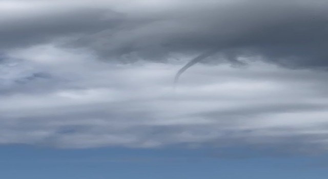 Denizde çıkan hortum karaya ulaşmadan kayboldu