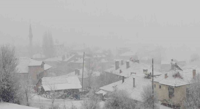 Denizli, Mart ayının ortasında yağan karla beyaza büründü