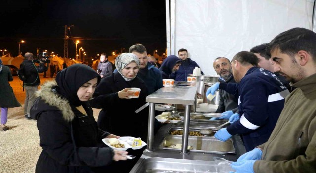 Deprem bölgesi Hatayda ilk sahur çadırlarda yapıldı