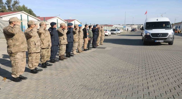 Deprem bölgesinde görevini tamamlayan Mehmetçik, dualarla uğurlandı