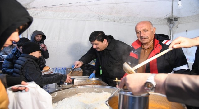 Deprem bölgesinde Kahramankazan Belediyesinden 4 bin kişilik iftar çadırı