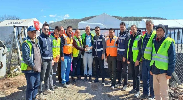 Deprem bölgesindeki temizlik işçisi, içerisi dolu cüzdanı polis ekiplerine teslim etti