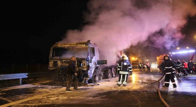 Deprem bölgesine iş makinası taşıyan tır alevlere teslim oldu
