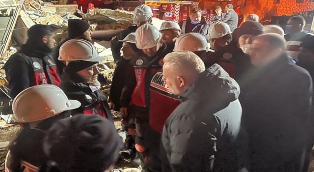 Deprem bölgesine İzmirden ilk onlar gitti: Neyle karşılaşacağımızı bilmeden yola çıktık