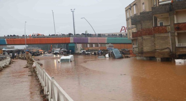 Deprem bölgesini sel vurdu: 11 ölü, 7 kayıp