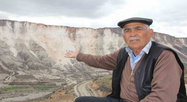 Deprem doğal mağaraların olduğu dağda kopmalara neden oldu