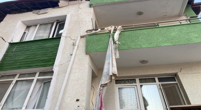 Deprem geride acı hikayeler bıraktı: Perde ve çarşafla hayata tutunuş
