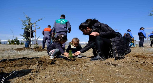 Deprem şehitleri anısına fidanlar toprakla buluştu