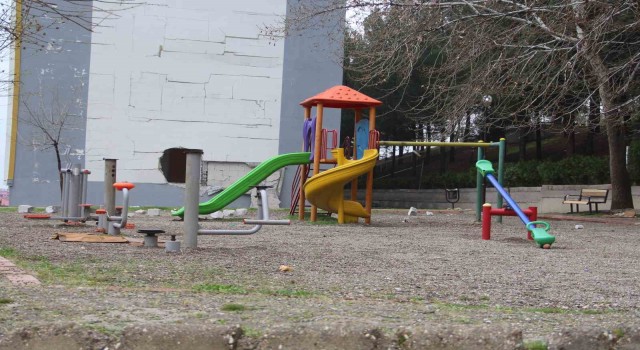 Deprem sonrası parklar çocuksuz, binalar insansız kaldı